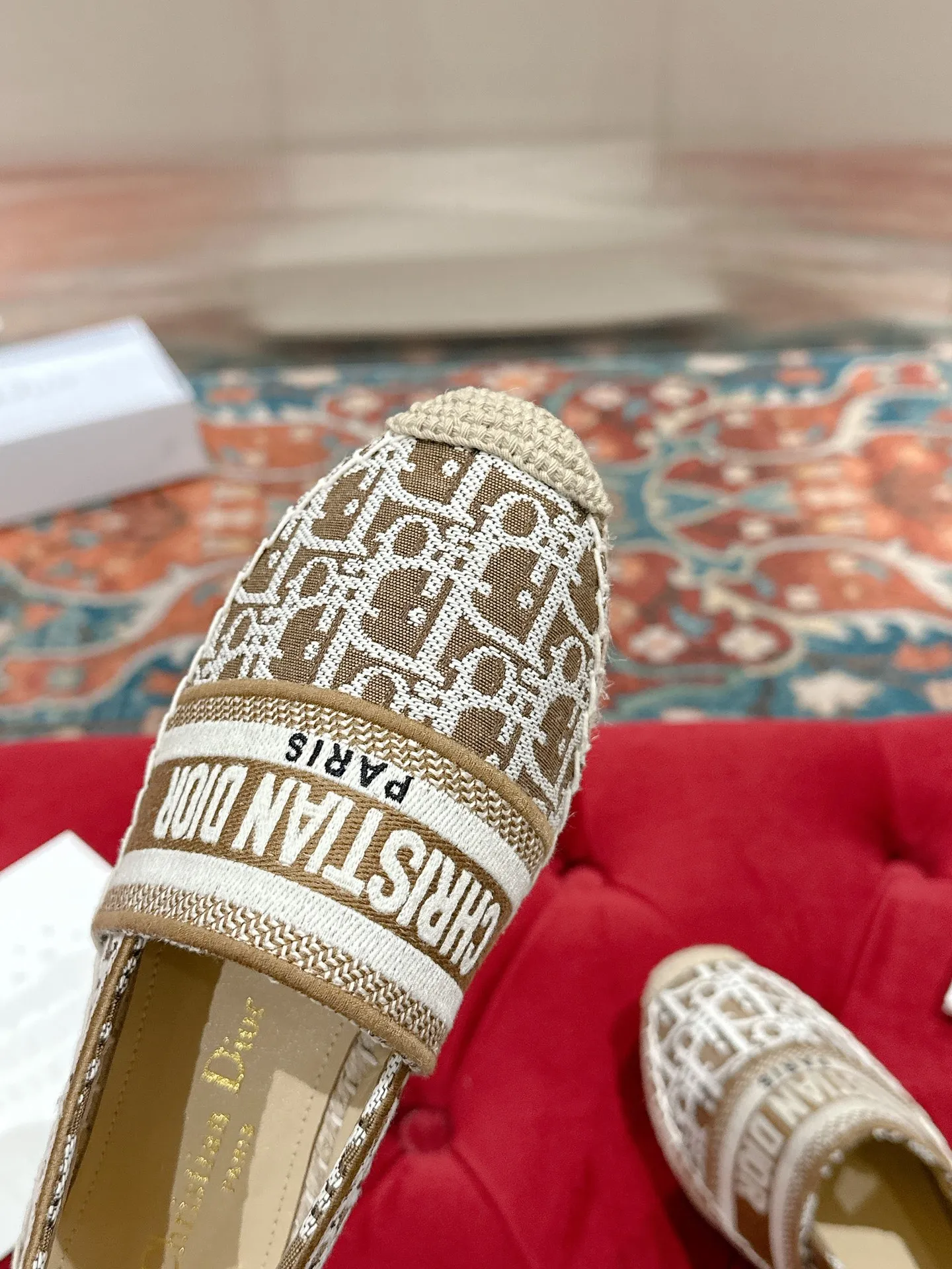 👟👟Ex-factory price 440👟👟 Dior DIOR's new popular early spring fisherman shoes 🆕 Simple, elegant and fashionable, timeless and timeless, it is a classic that will never fade away in the fashion circle, retro fisherman shoes. Original hand-woven surface, electric embroidery technology! Specific cloth surface and rubber outsole. Code number: 35-39 (40.41 customized, non-refundable)